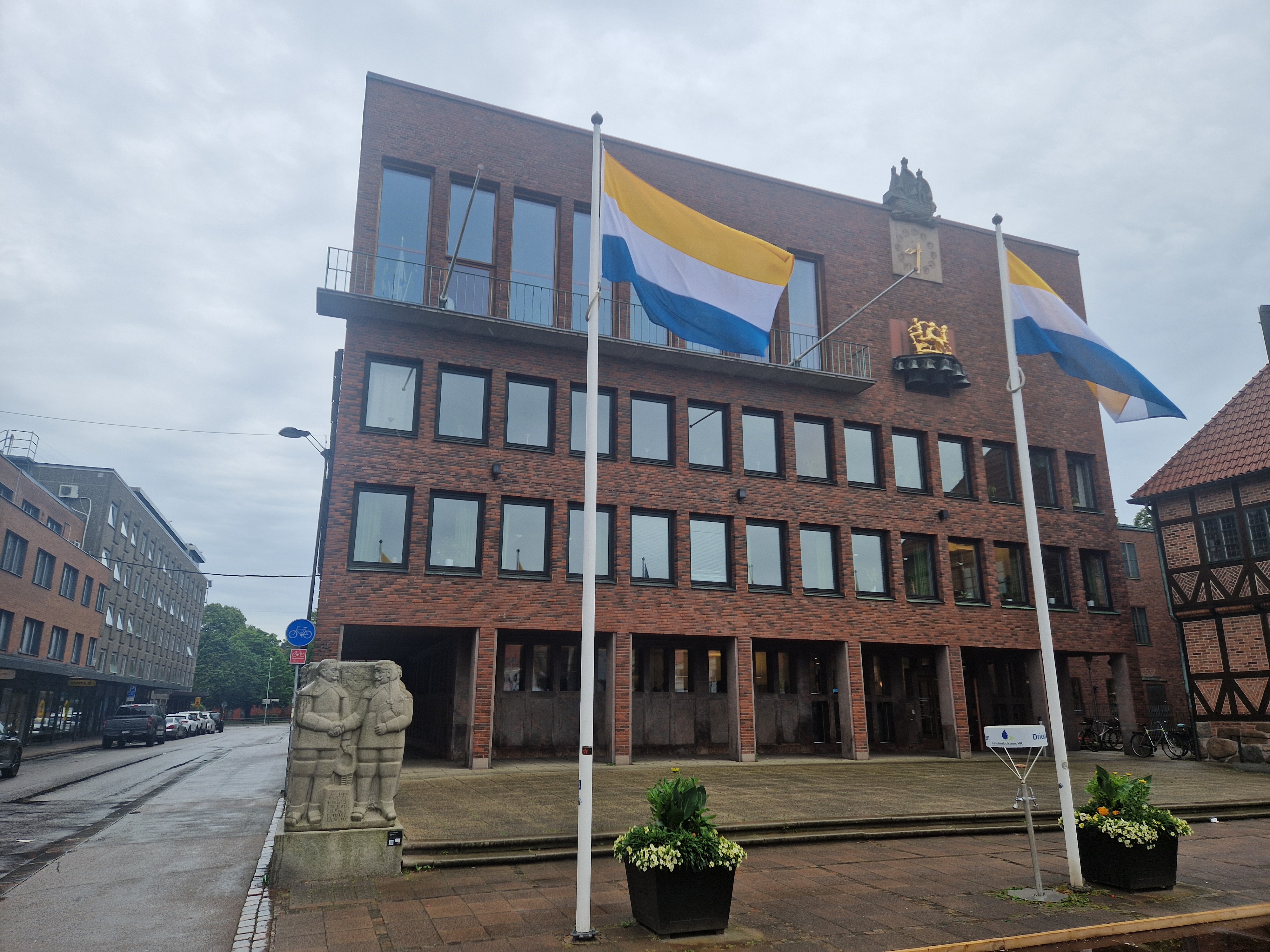 Tornedalingarnas flagga i gult, vitt och blått hänger utanför rådhuset i Halmstad